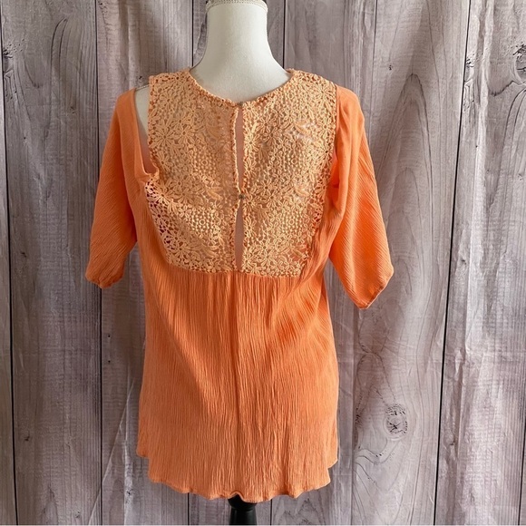 ✅HOST Pick✅ Gimmicks by BKE Cold Shoulder Top, Medium - Picture 3 of 9